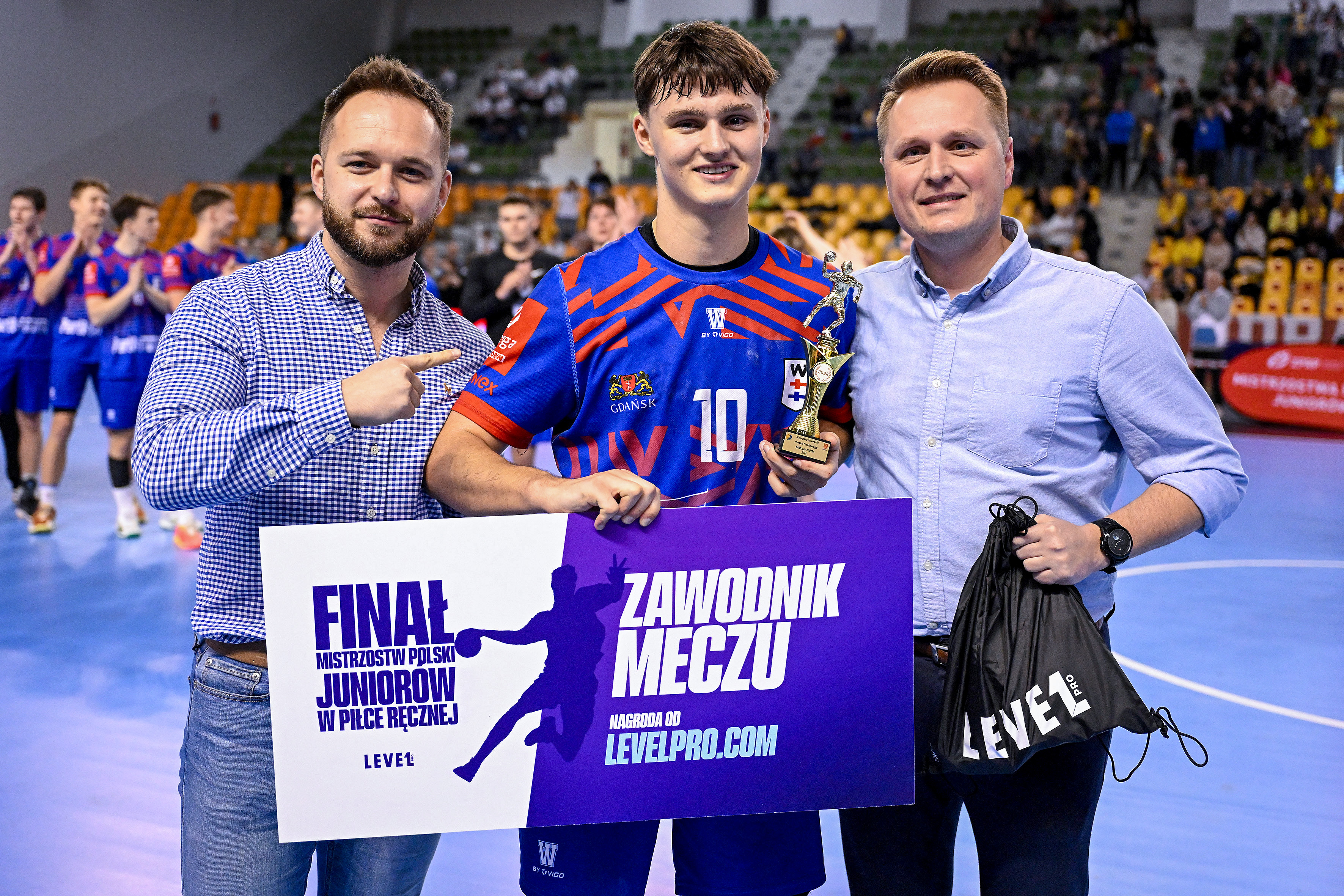 02.03.2024 KIELCE UL. BOCZNA ( POLAND ) PILKA RECZNA ( HANDBALL ) MISTRZOSTWA POLSKI JUNIOROW 2023/2024 - FINAL MECZ O ZLOTY MEDAL MECZ KS VIVE KIELCE - PORT SERVICE WYBRZEZE GDANSK ( GAME ) NZ MARCIN PEPLINSKI RADOSC ZE ZWYCIESTWA , ZWYCIESTWO WYGRANA EMOCJE MVP ZAWODNIK MECZU FOTO MICHAL STANCZYK